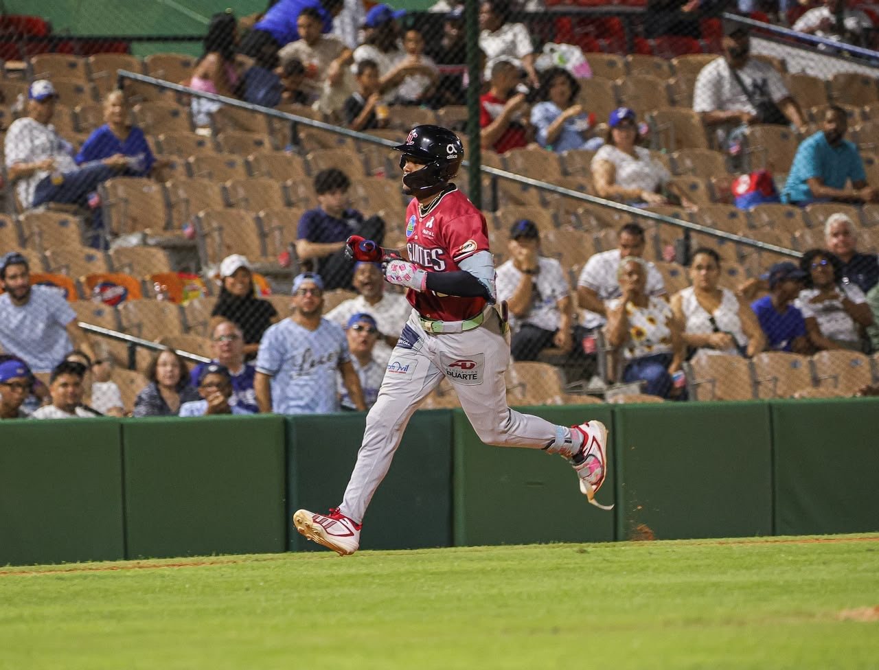 Rojas pega dos jonrones y Gigantes vencen 7-1 al Licey