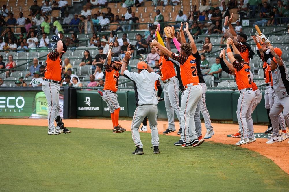 Toros se imponen 6-4 a Estrellas con jonrones