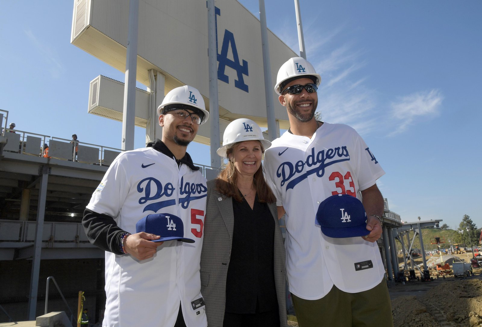 Notas de los Dodgers: Janet Marie Smith, Todd Benzinger, Dave Roberts