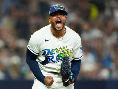 Freddy Peralta domina a Cleveland y se empata serie