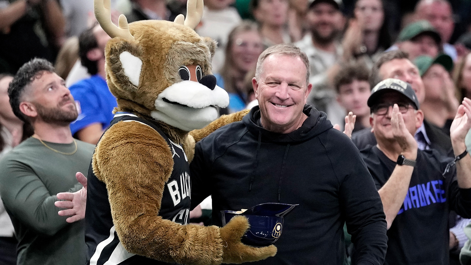 Bucks adelantan su inicio por el Juego 1 en Milwaukee